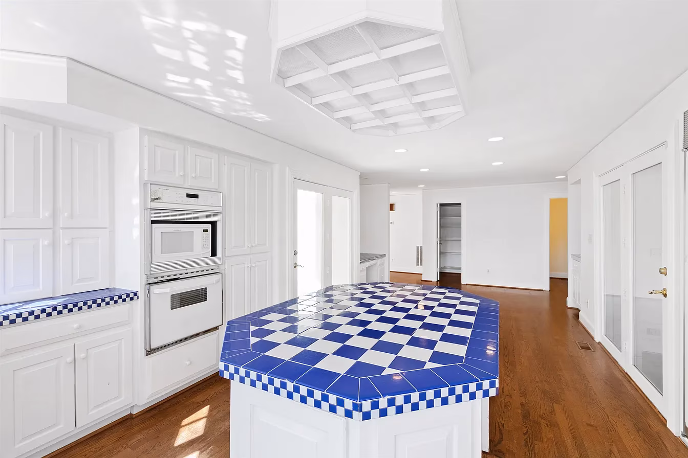 Kitchen with large island