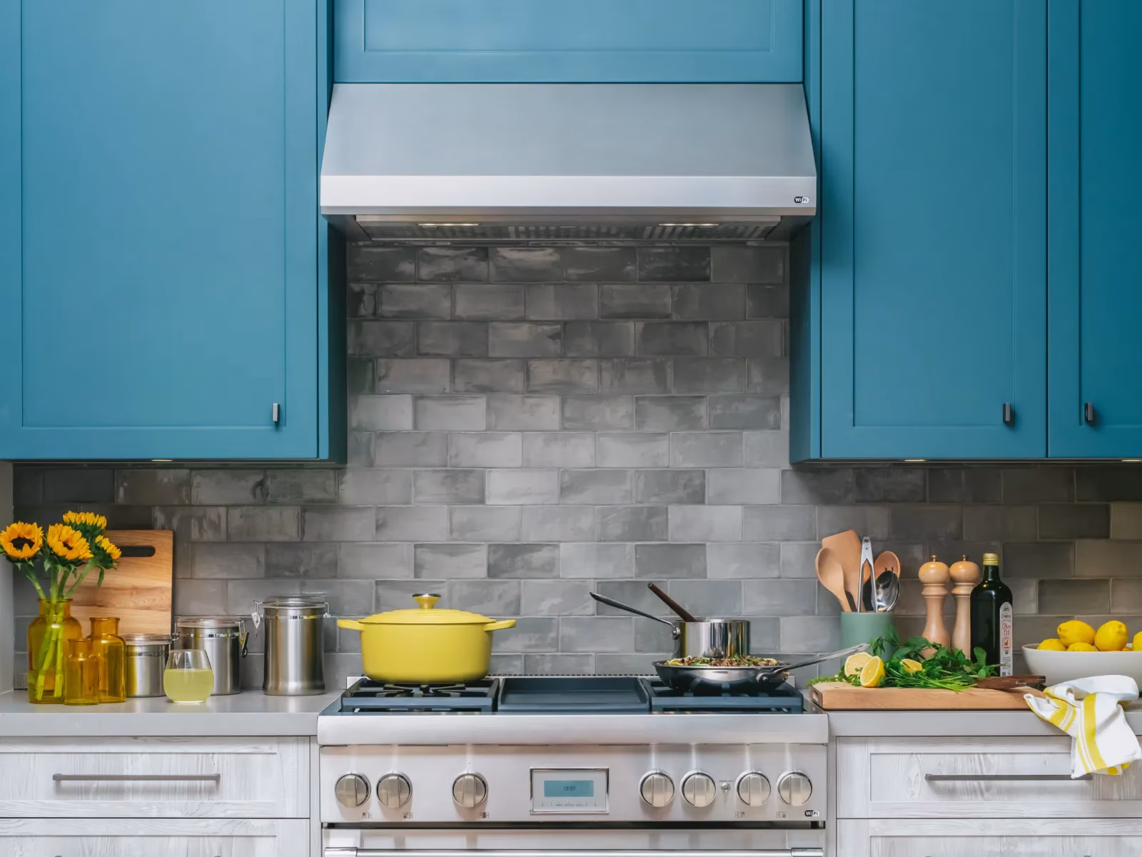 thermador-luxury-kitchen-ventilation-wall-hood-blue-kitchen-edc-range Thermador Luxury hoods